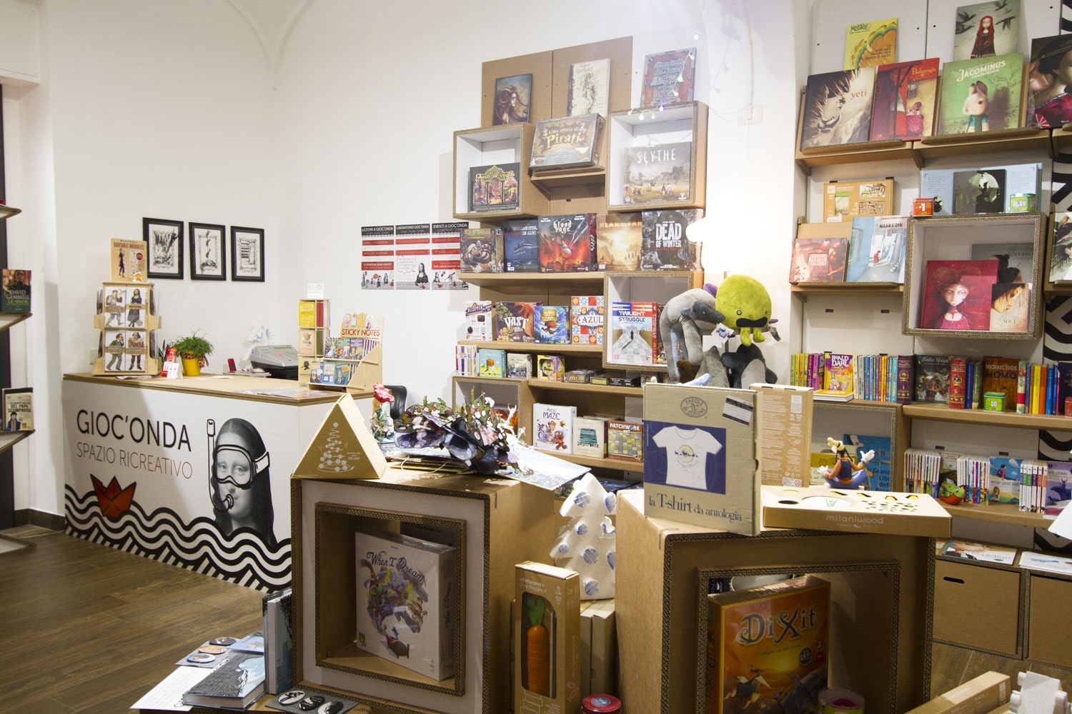 scaffali in cartone per negozi