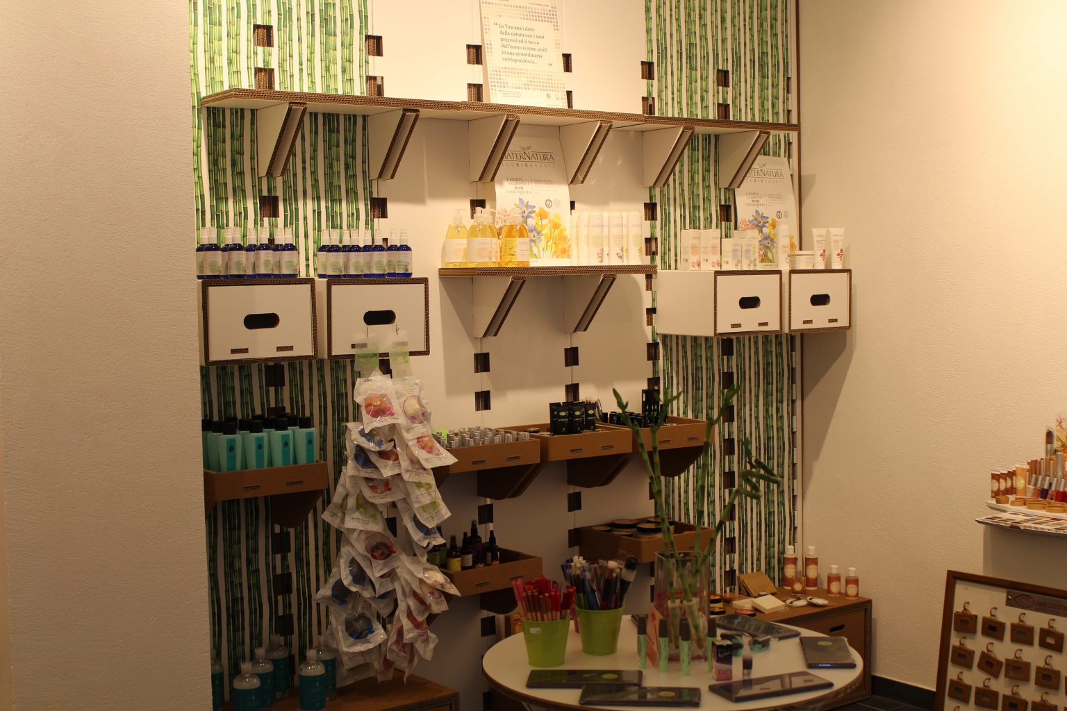 boiserie in cartone per erboristeria