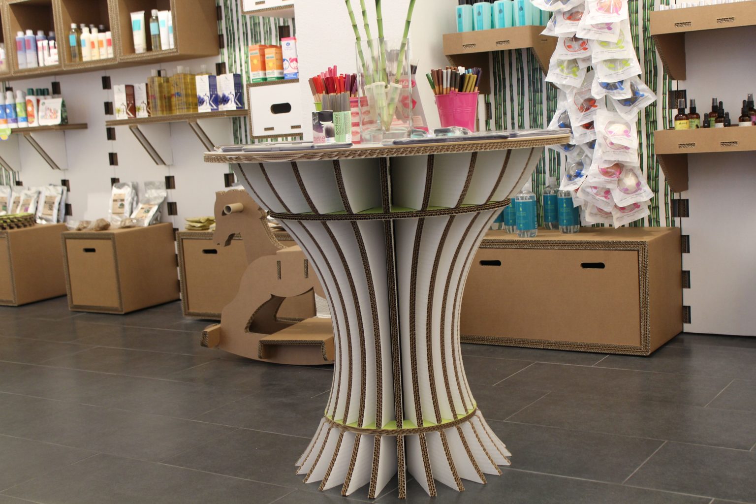 tavolo in cartone per erboristeria