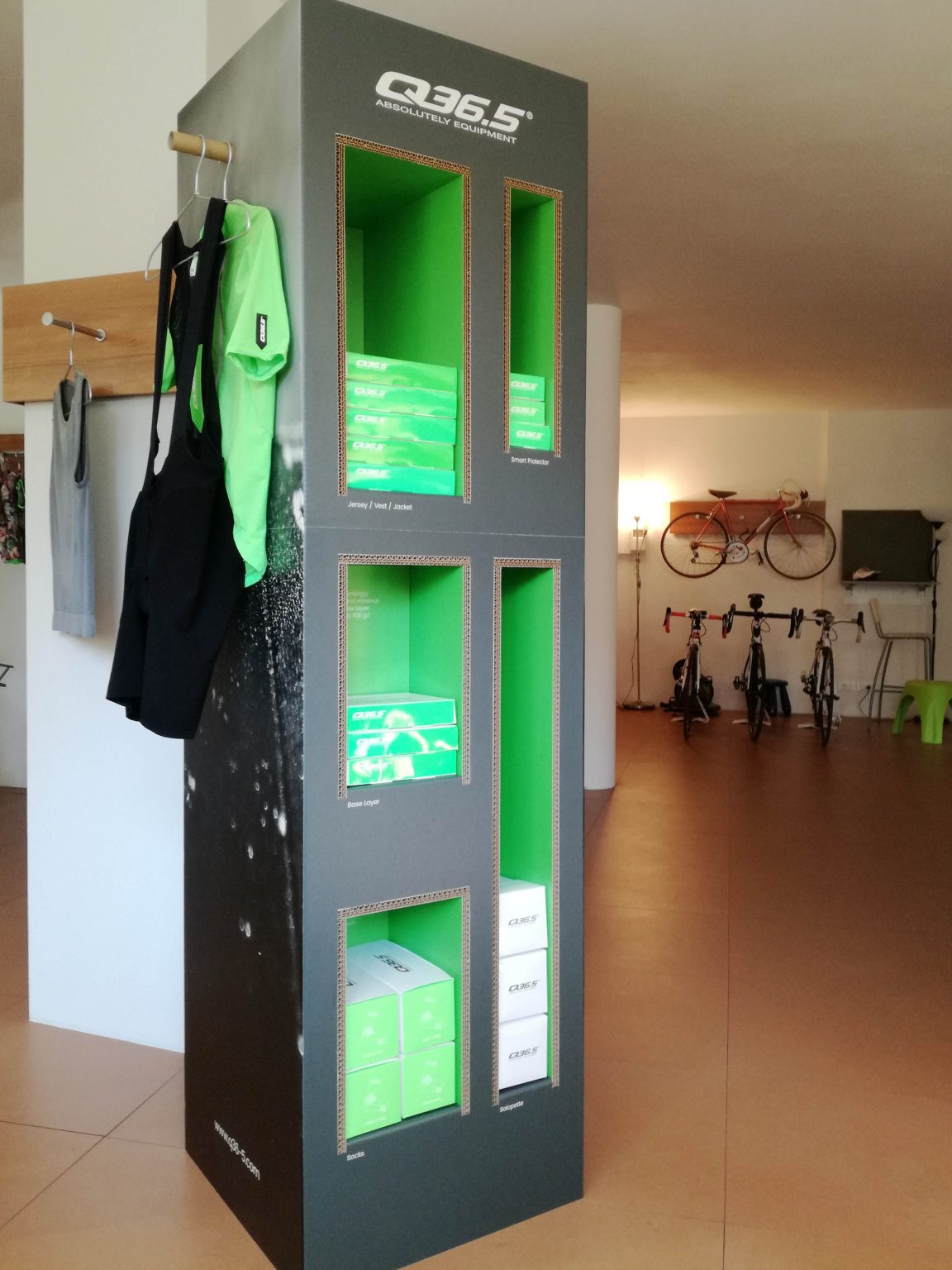 espositore in cartone per abbigliamento