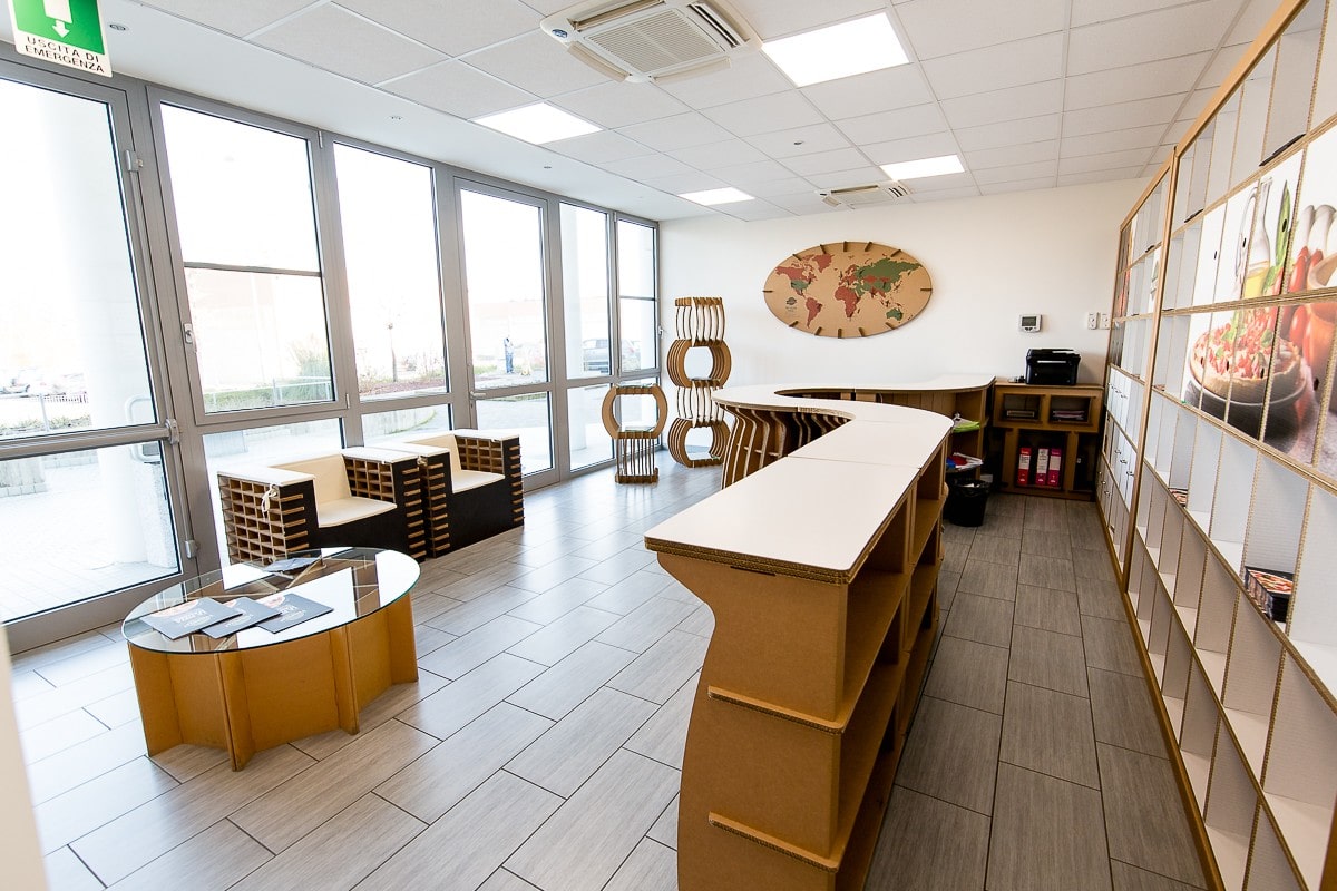 banco negozio in cartone