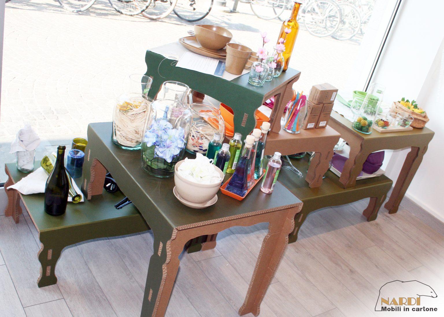 tavolini espositori per vetrina