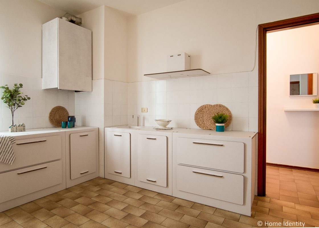 Cucina classica in cartone per home staging