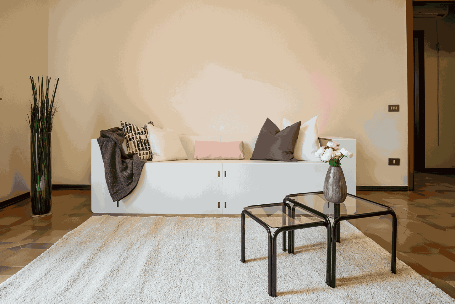 divano in cartone per allestimento home staging