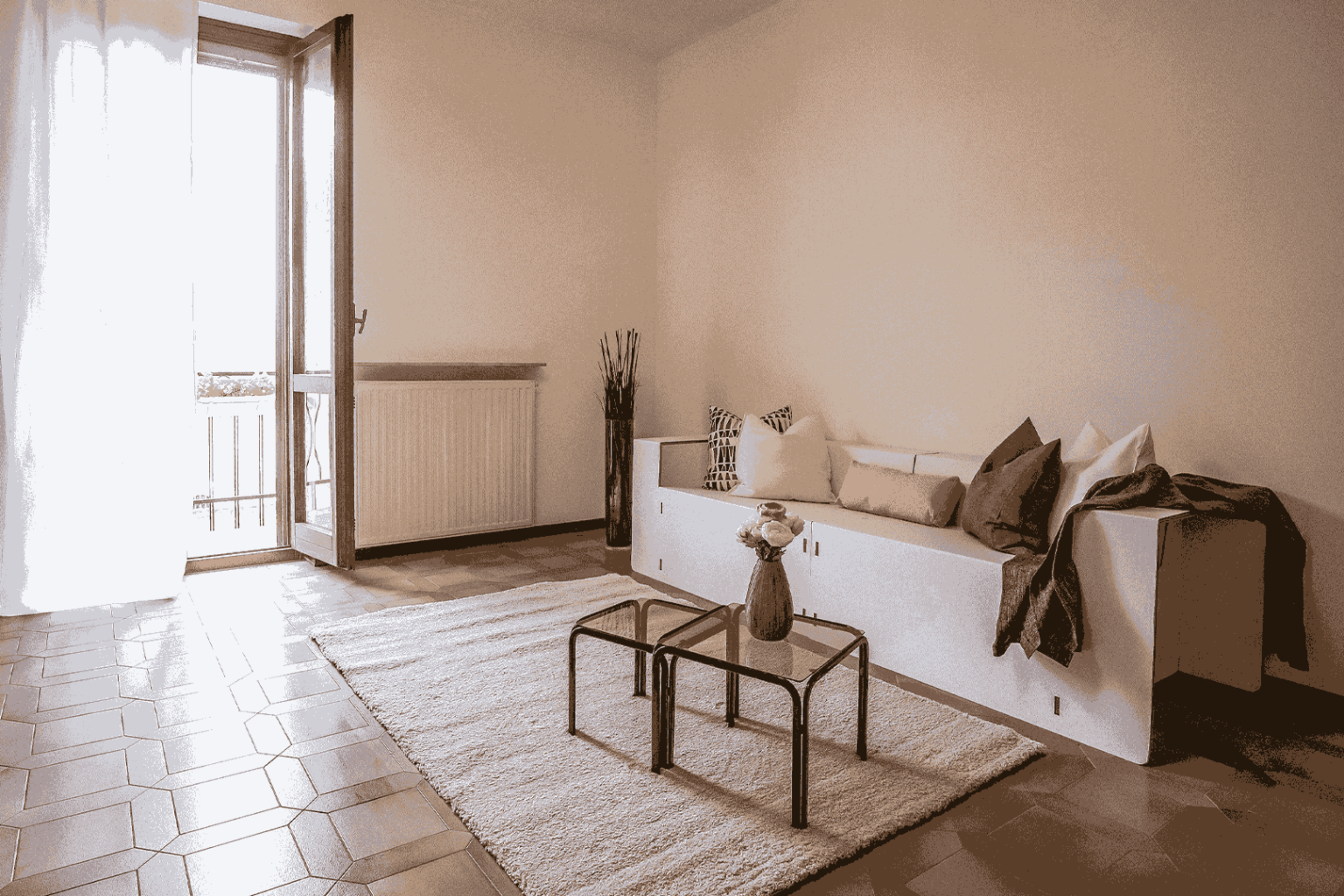 allestimento home staging con divano in cartone