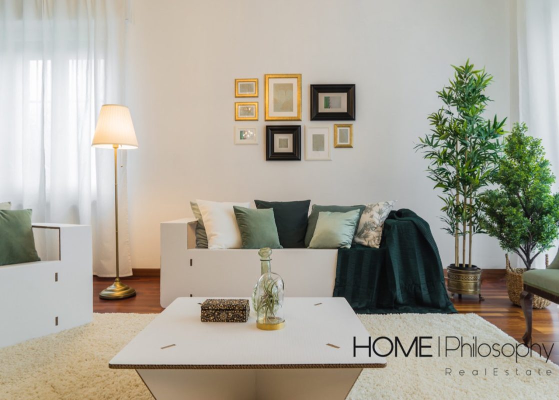 allestimento con divano in cartone