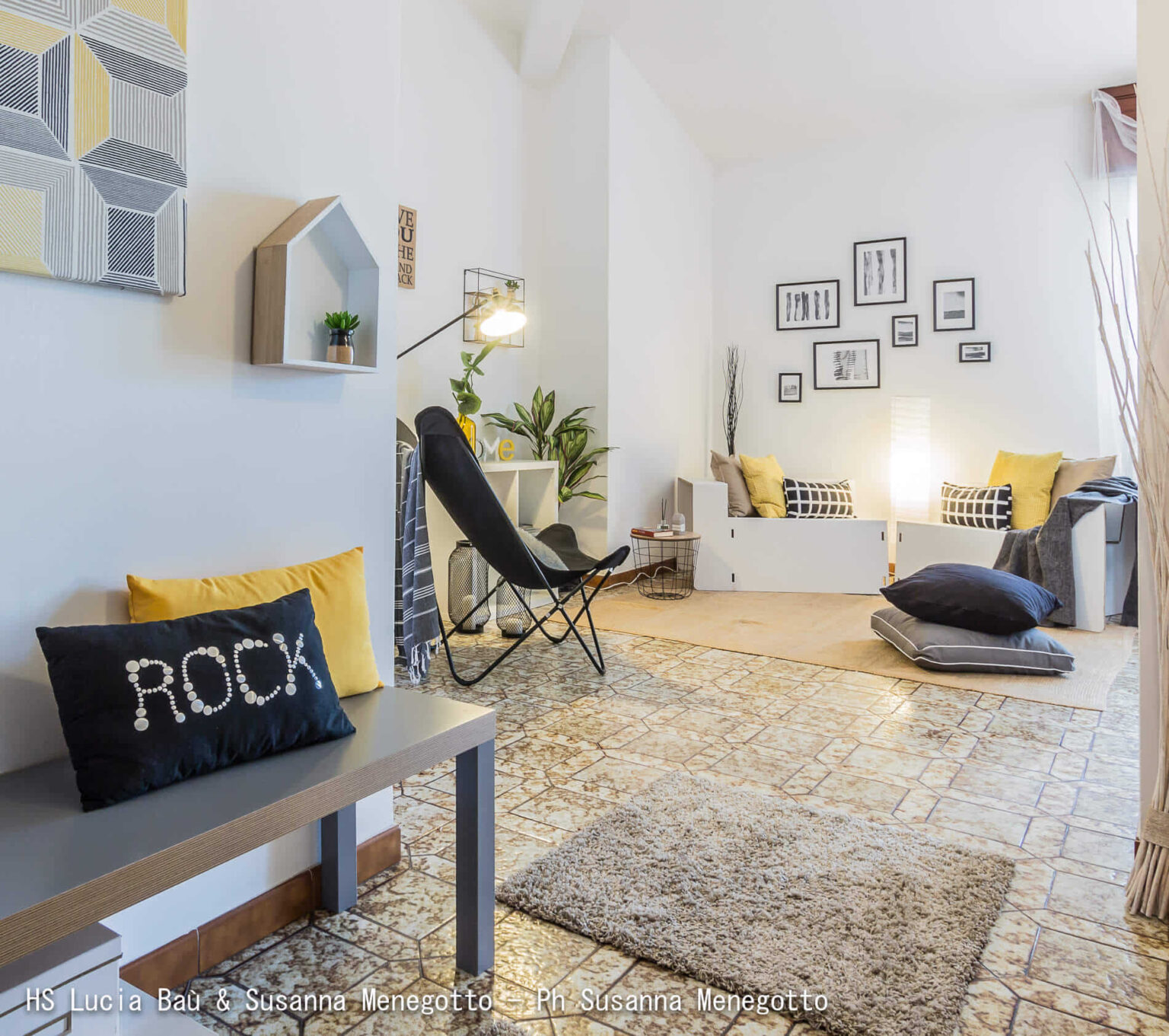 staging con divano in cartone