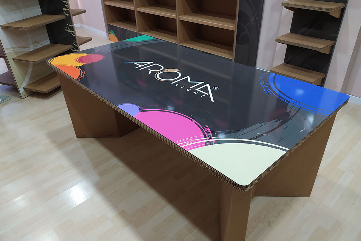 tavolo in carotone per arredo retail in franchising