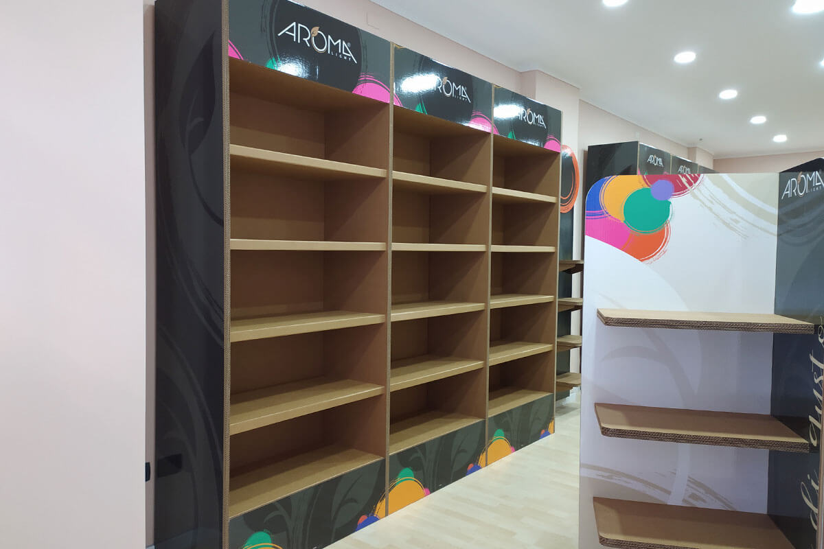 scaffale per arredo negozi franchising in cartone