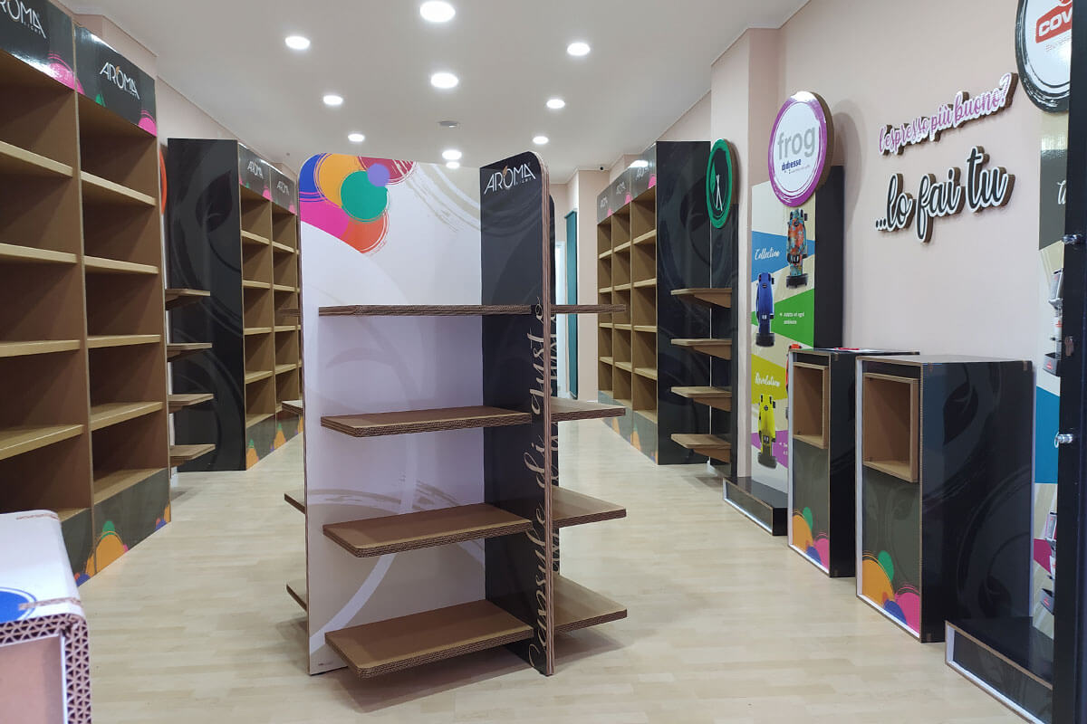 allestimento negozi in franchising in cartone