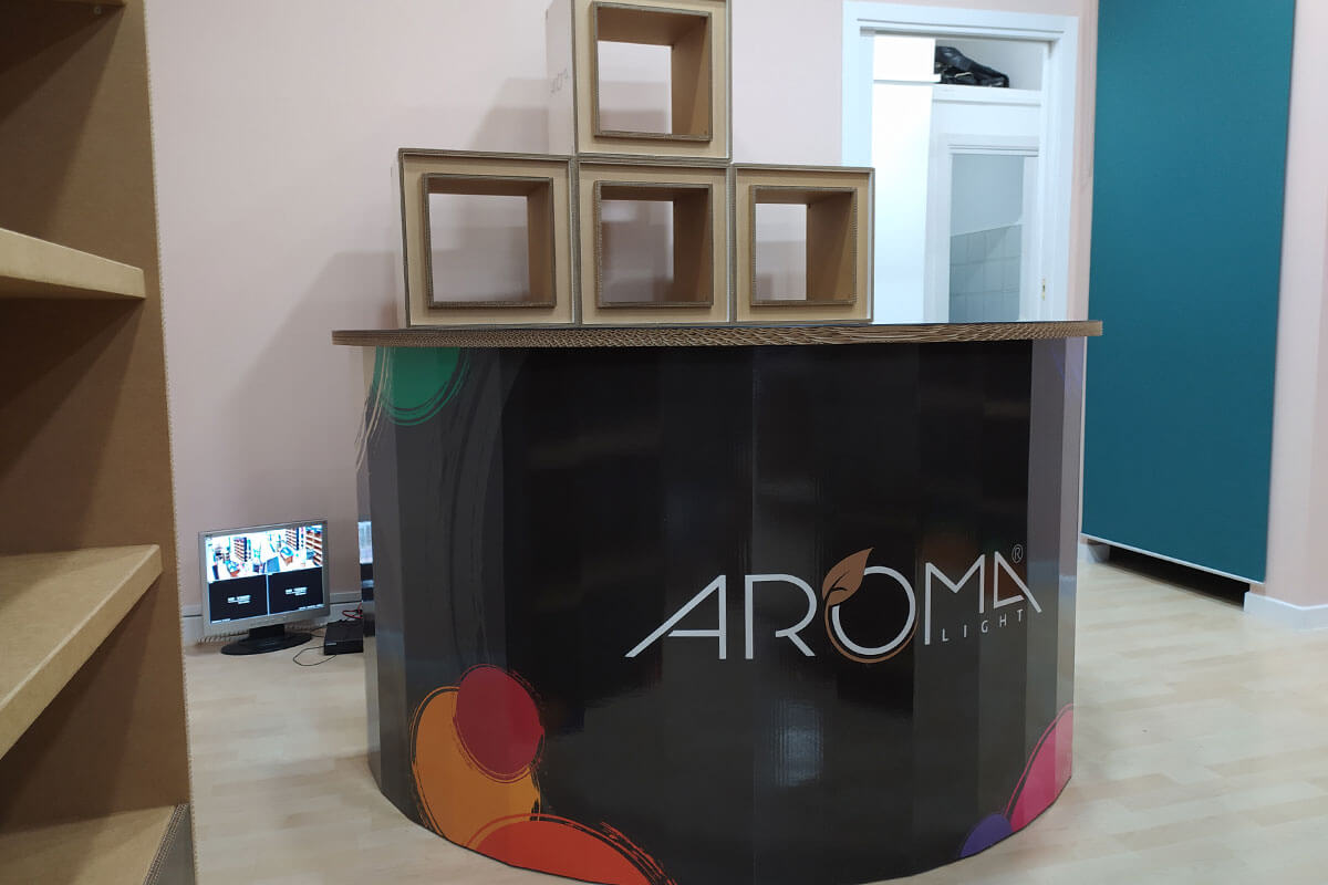 bancone in cartone per negozio