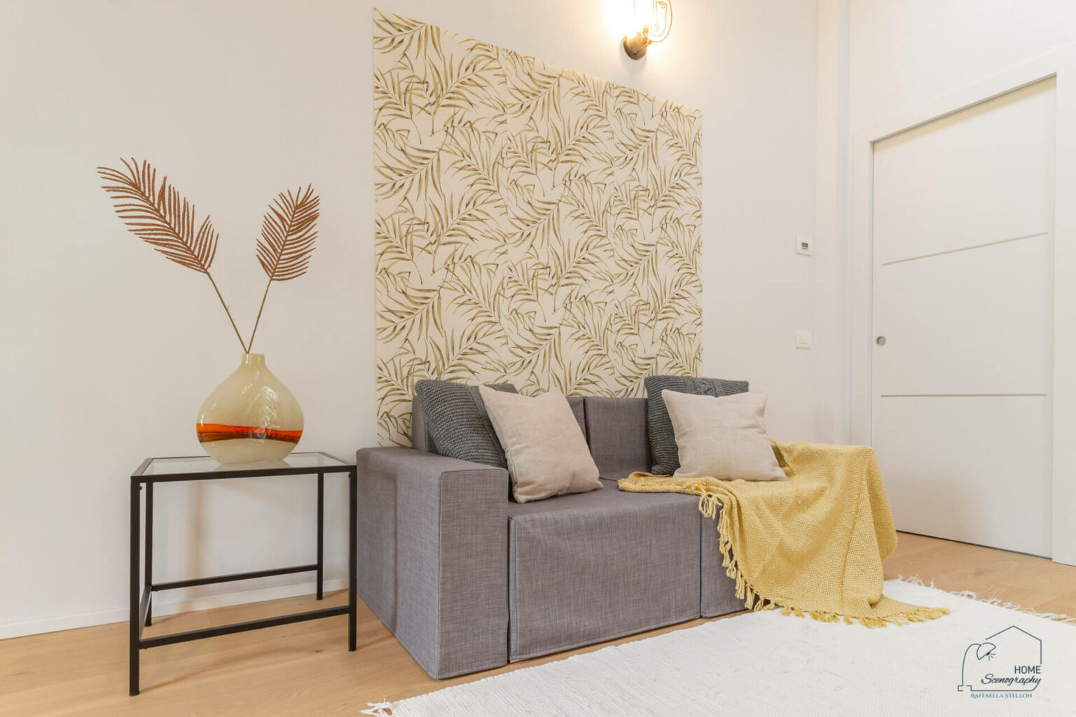 allestimento home staging con divano rivestito