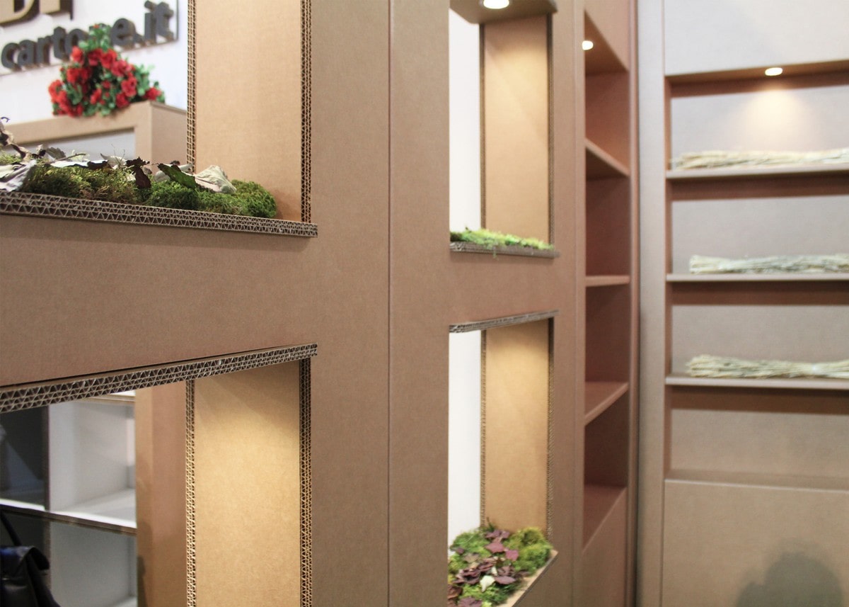 Parete in cartone con vani espositivi