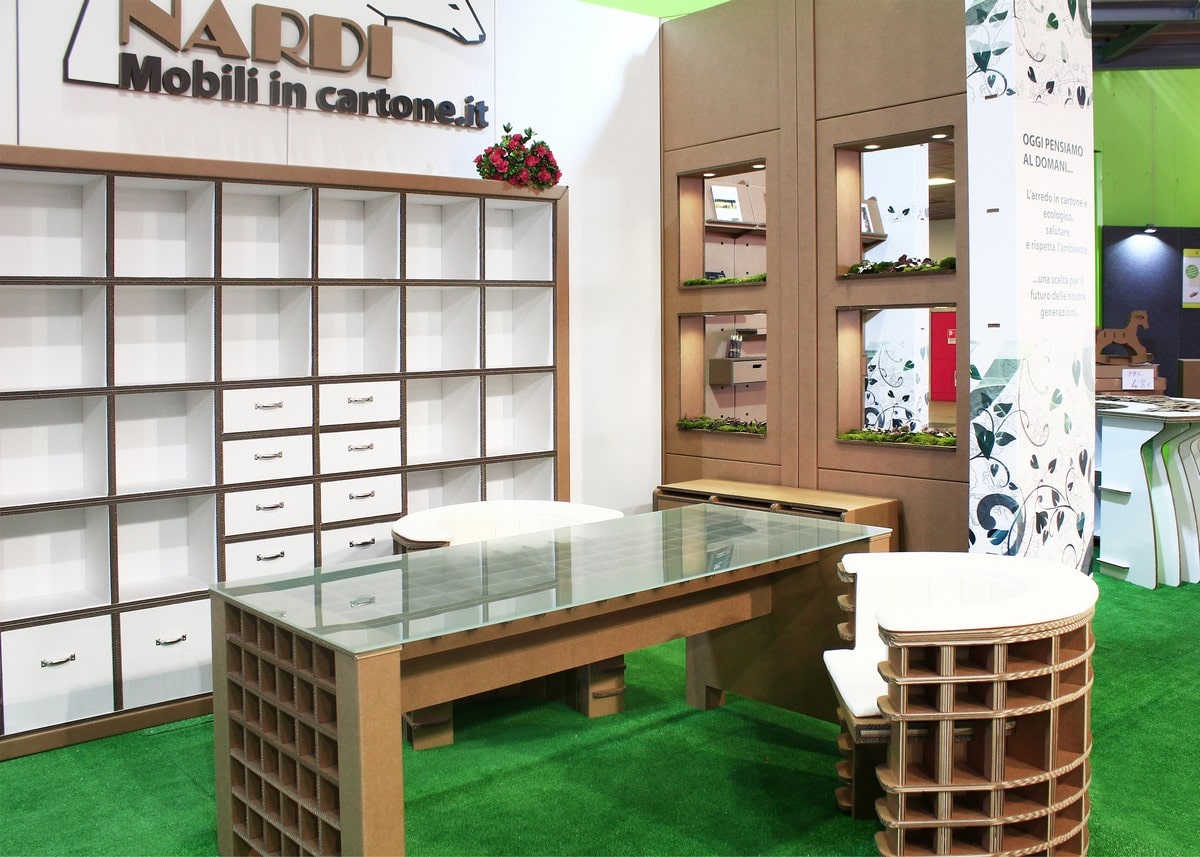 tavolo in cartone e vetro