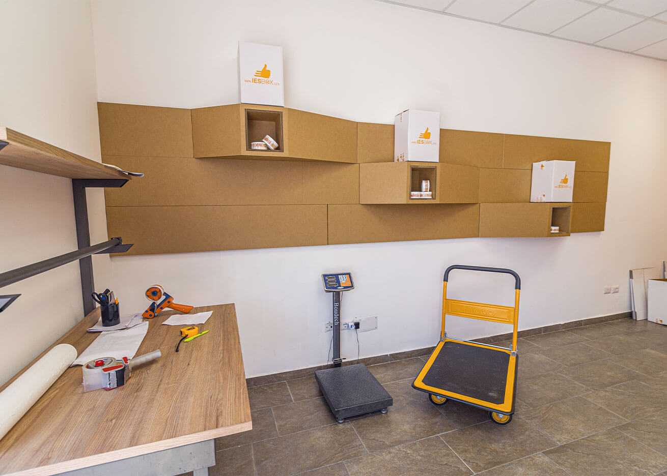 allestimento in cartone per negozi