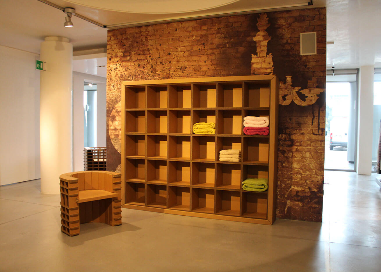 scaffale in cartone per arredo negozio