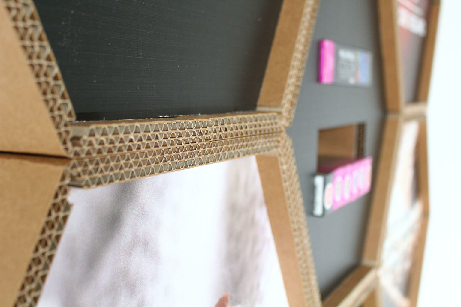 Espositore con incavo per stoccaggio prodotti