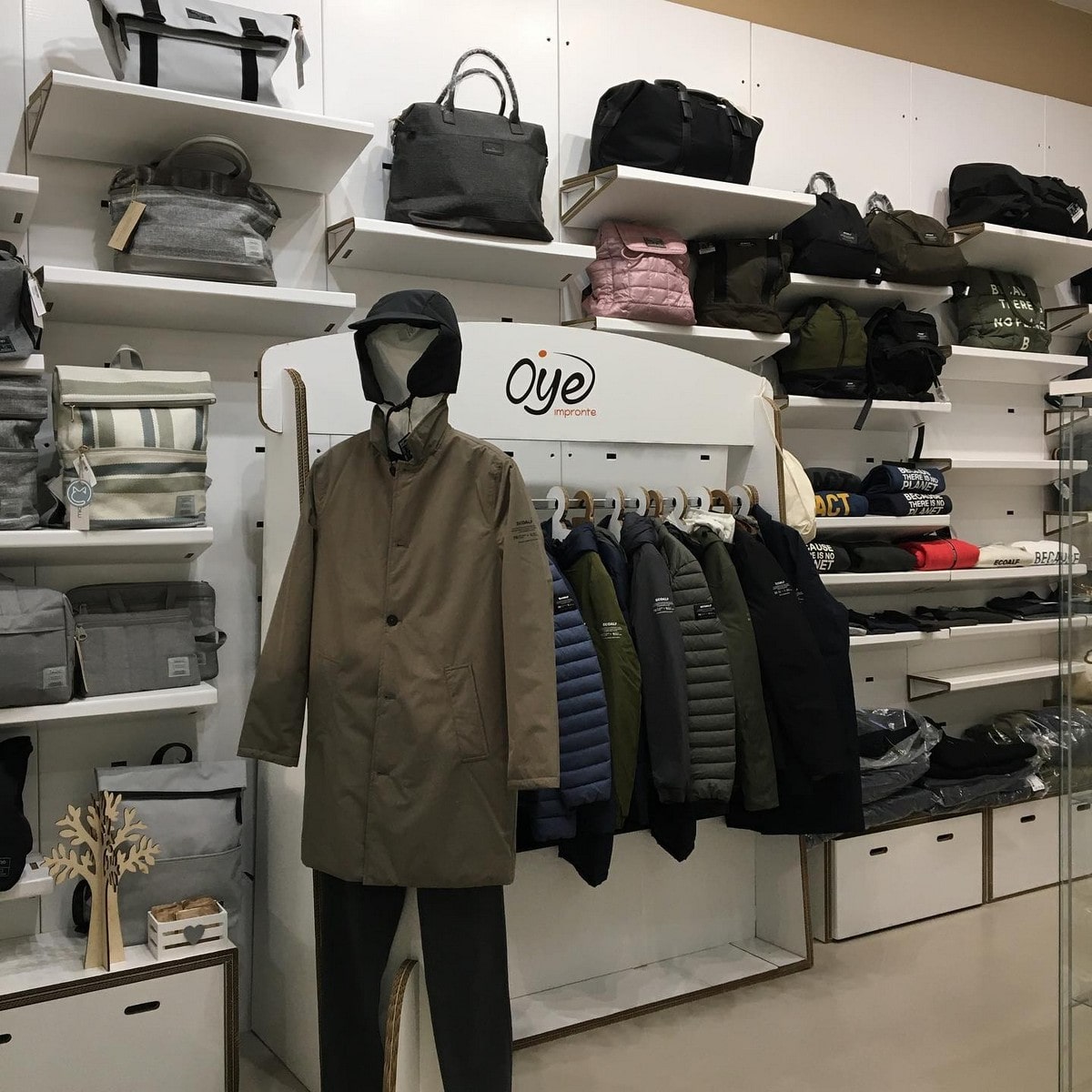 scaffali in cartone per negozi