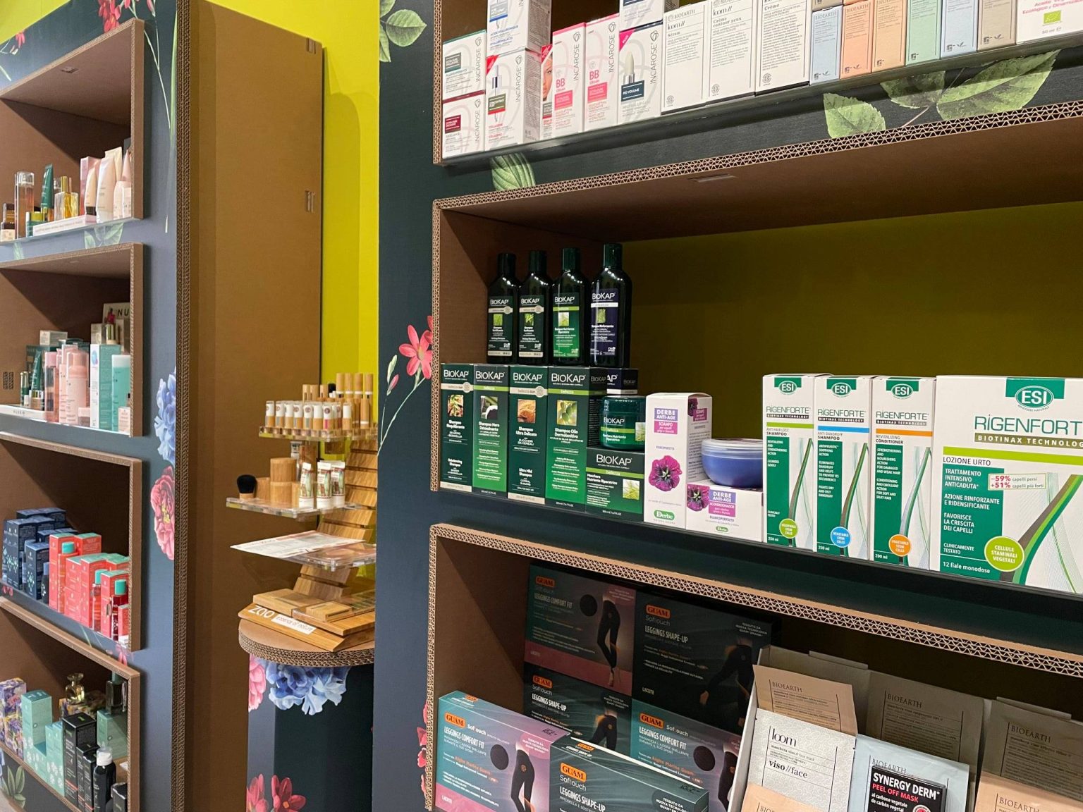 scaffali in cartone per negozi