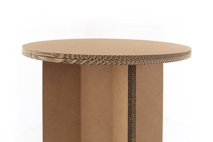 Tavolino circolare alto con gambe piene