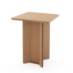 Tavolino quadrato alto con gambe piene