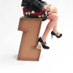 Sgabello alto in cartone con poggiapiedi 'Soi Plus'