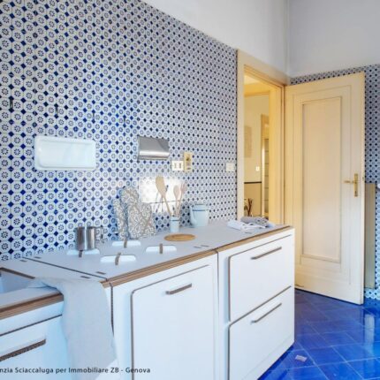 Cucina allestita con arredamento temporaneo per home staging in cartone