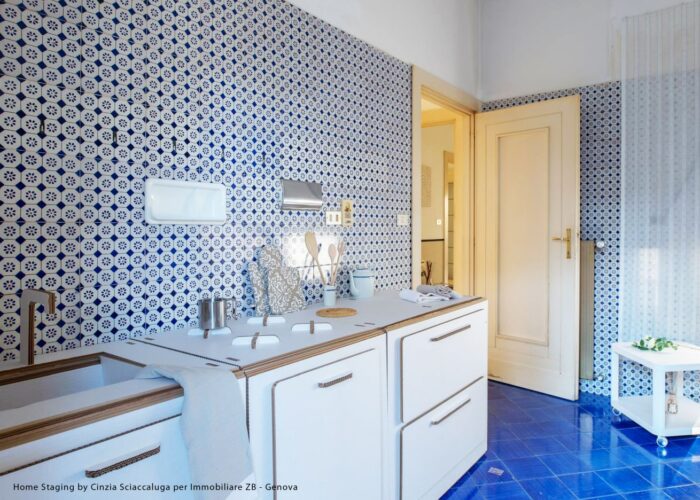 Cucina allestita con arredamento temporaneo per home staging in cartone