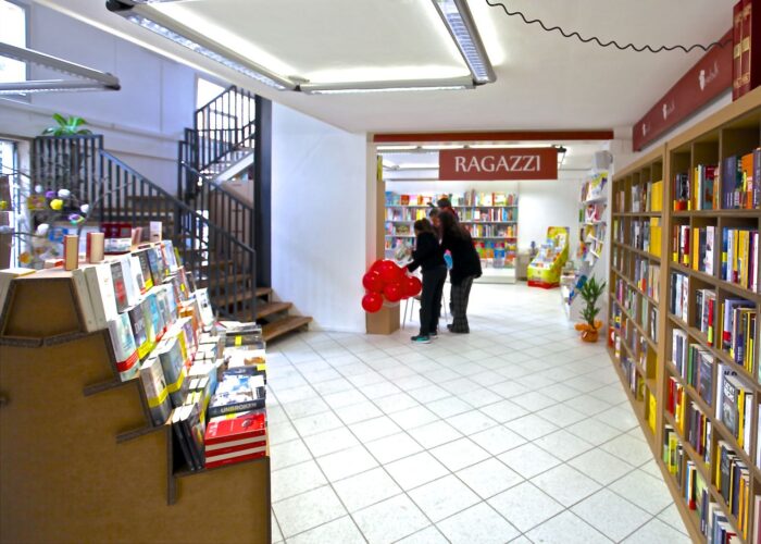 Espositore in cartone - Espositore ecologico centrostanza per librerie "Dosso"