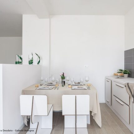 Home staging in cartone per allestimento temporaneo zona giorno