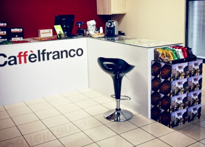 Bancone in cartone - Arredamento ecologico per negozio "Erpice"