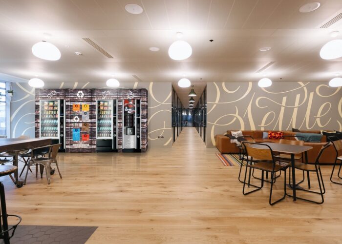 Struttura di rivestimento per distributori automatici