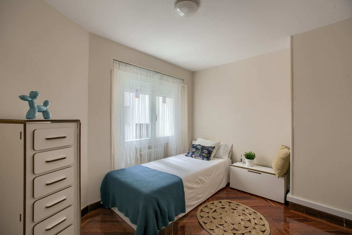 camera dopo home staging con mobili in cartone