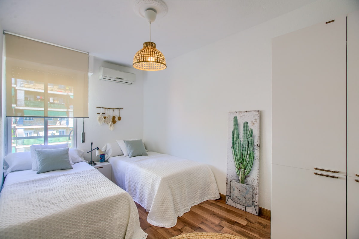 camera dopo home staging con armadi in cartone