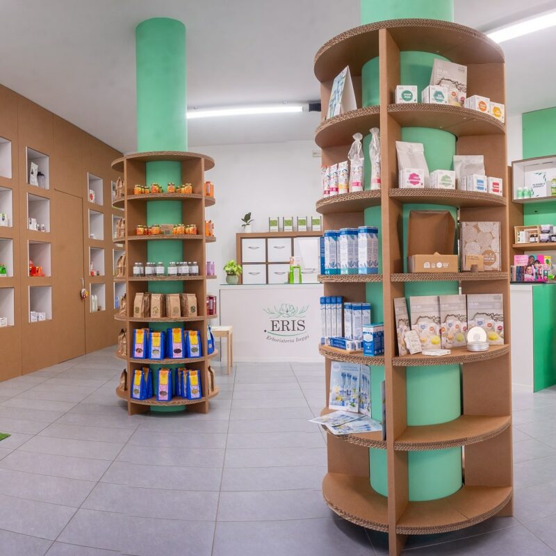 Allestimento negozio in cartone per erboristeria