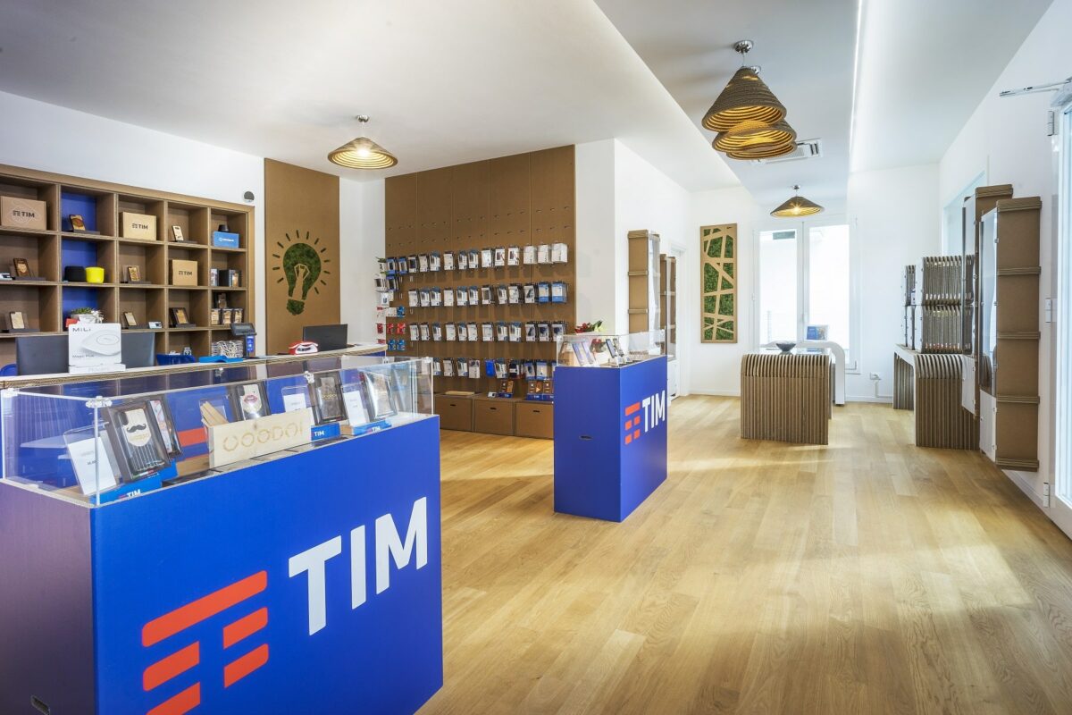 arredo negozi di telefonia in cartone