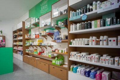 Parete attrezzata con boiserie in cartone