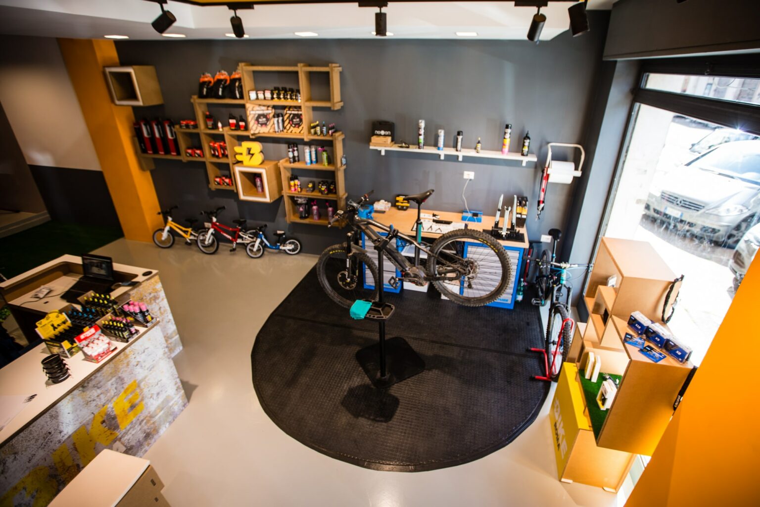 arredo negozio in cartone