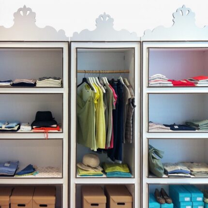 Scaffale in cartone con cornice decorativa 'Lasa'