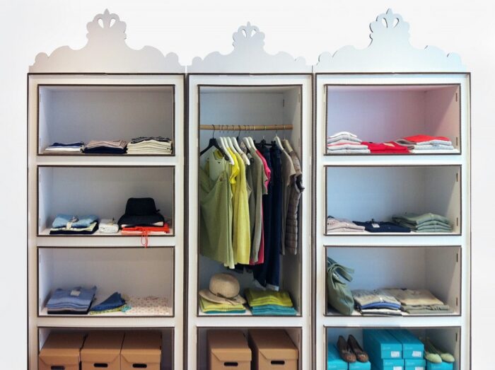 Scaffale in cartone con cornice decorativa 'Lasa'