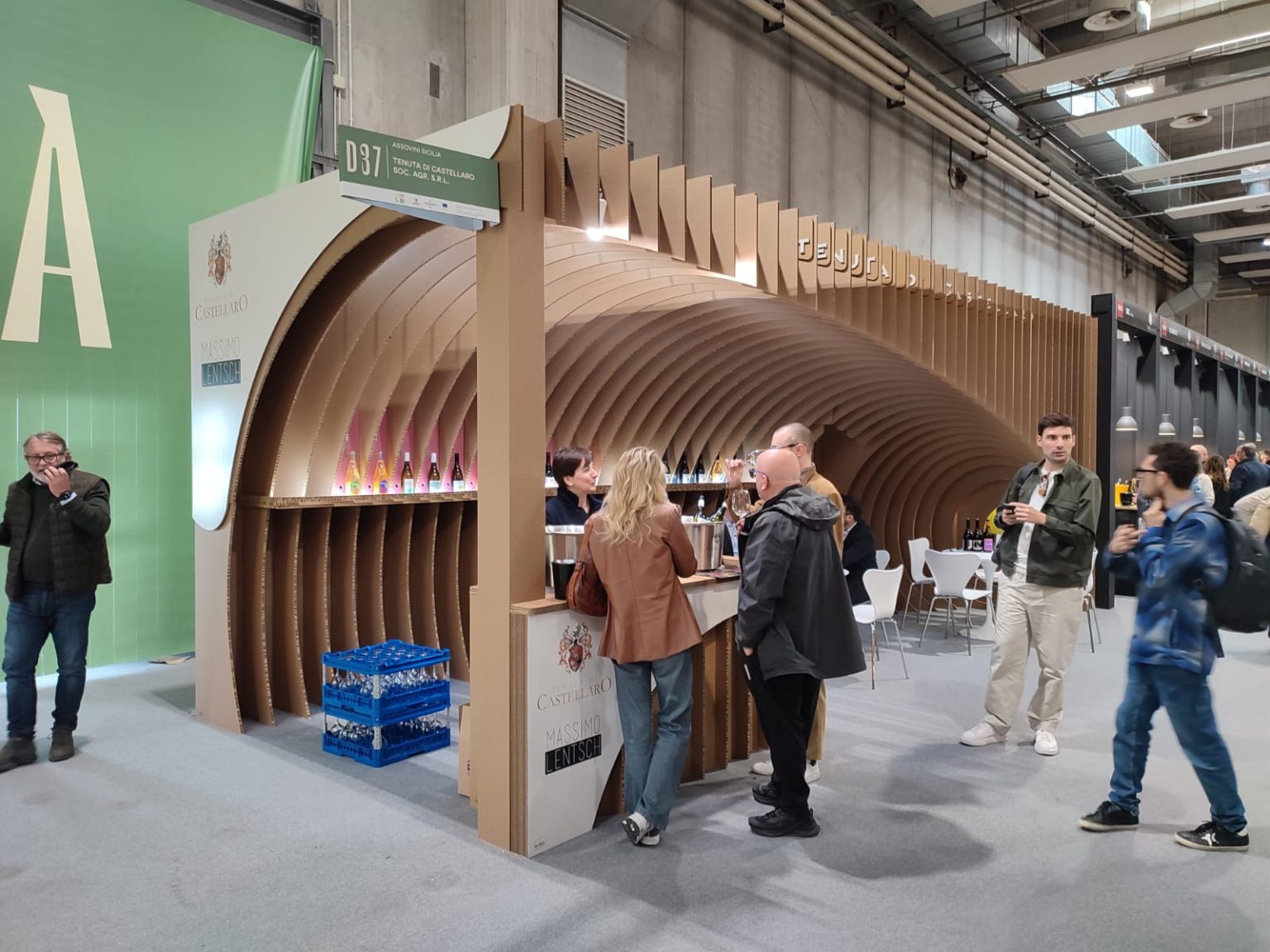 eco stand in cartone