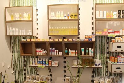 parete attrezzata per erboristeria