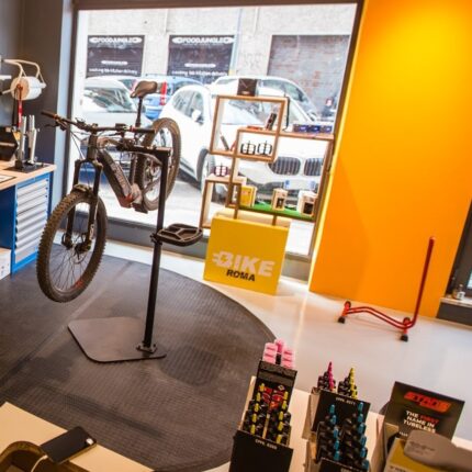 Espositore da vetrina a cubi in cartone 'Sent Small'