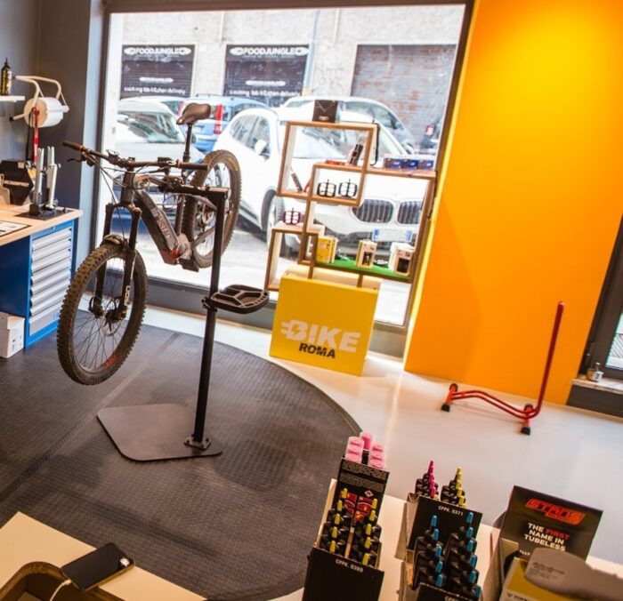 Espositore da vetrina a cubi in cartone 'Sent Small'