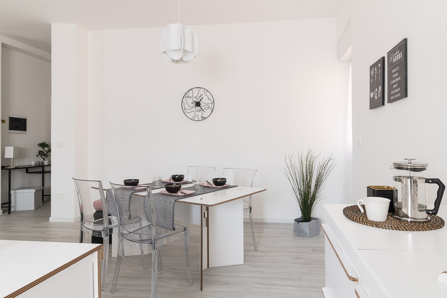 Tavolo in cartone per dimostrazione