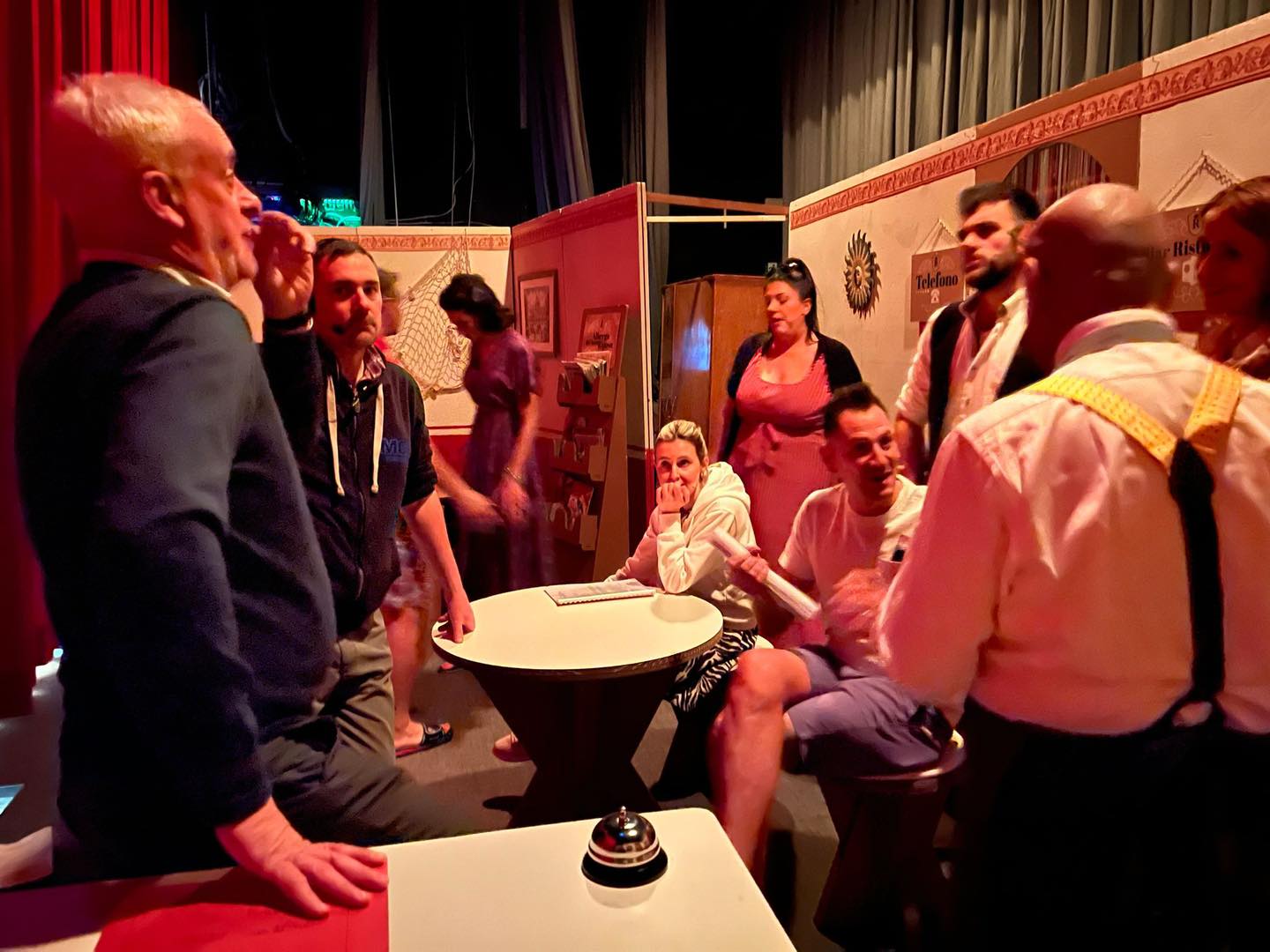 scenografia teatrale in cartone