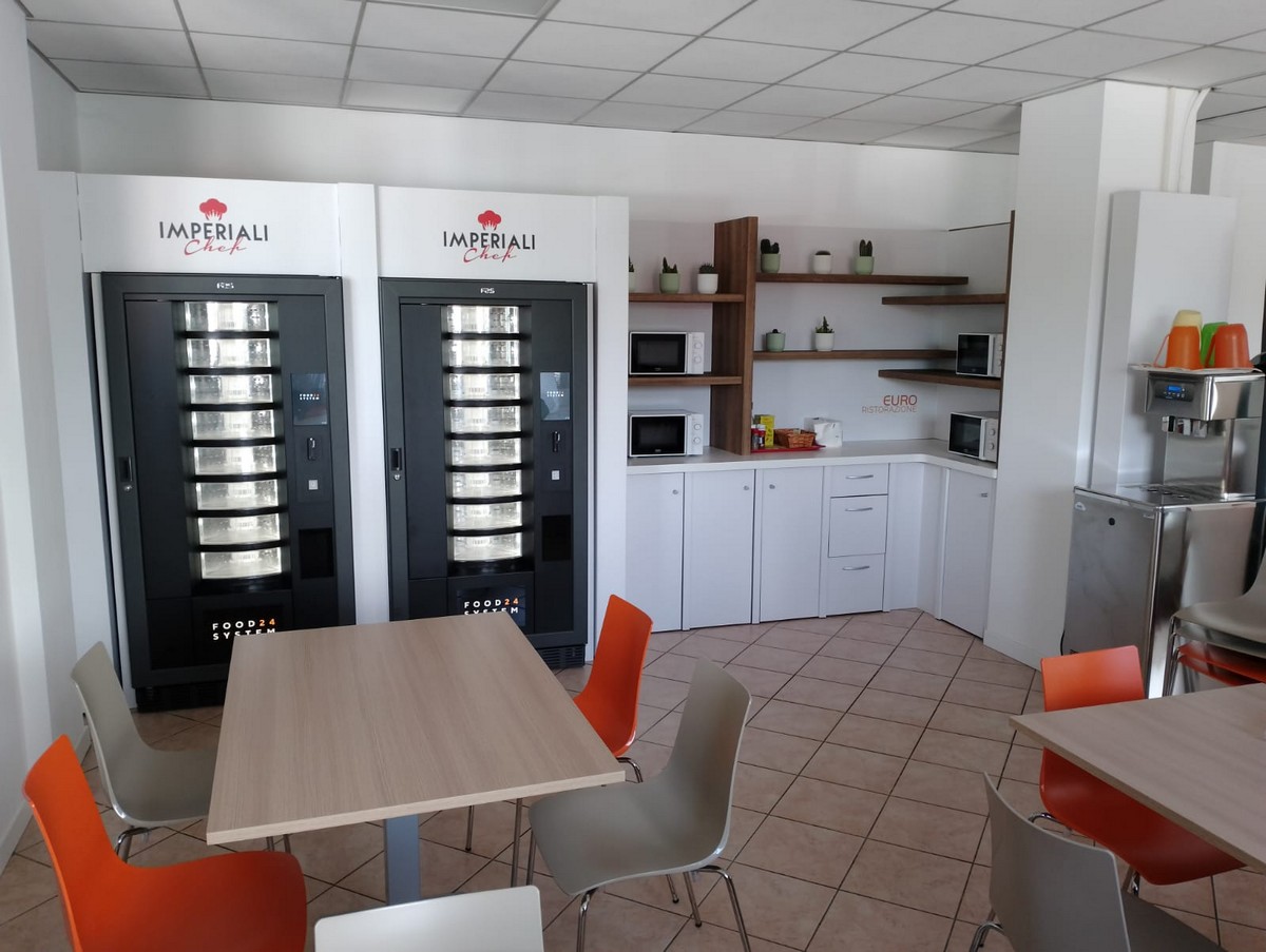 allestimento sala mensa in cartone