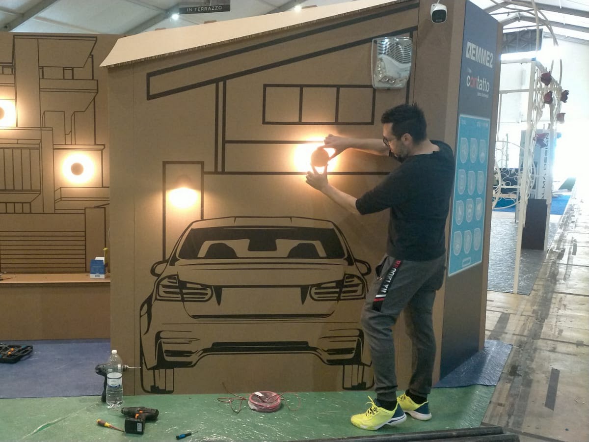 Montaggio luci stand in cartone