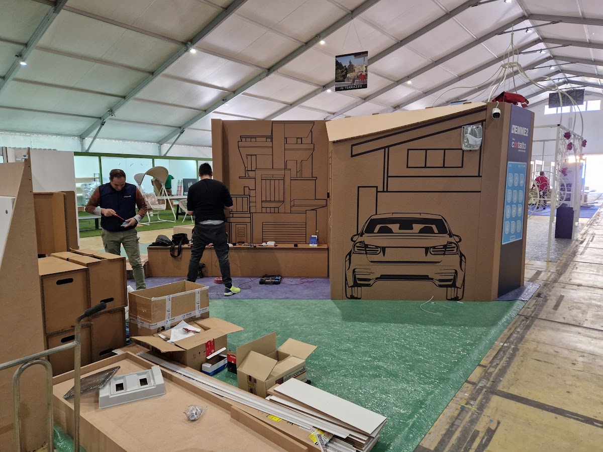 Montaggio stand in cartone alla fiera di Lecce