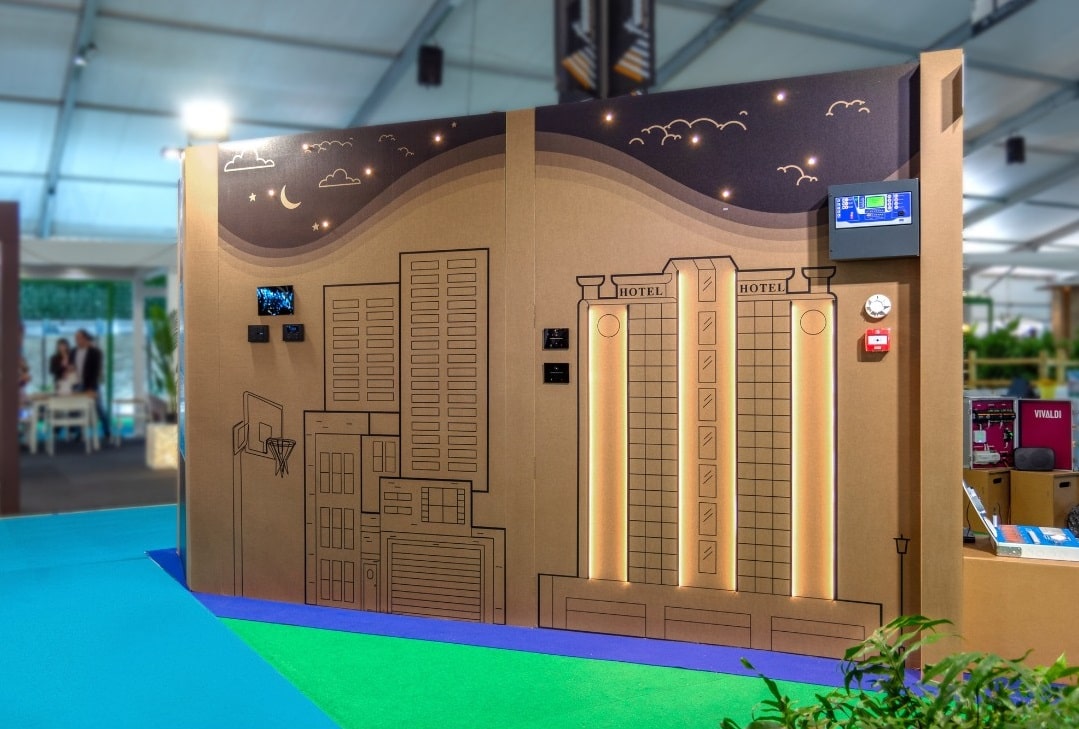 Stand in cartone con parete attrezzata